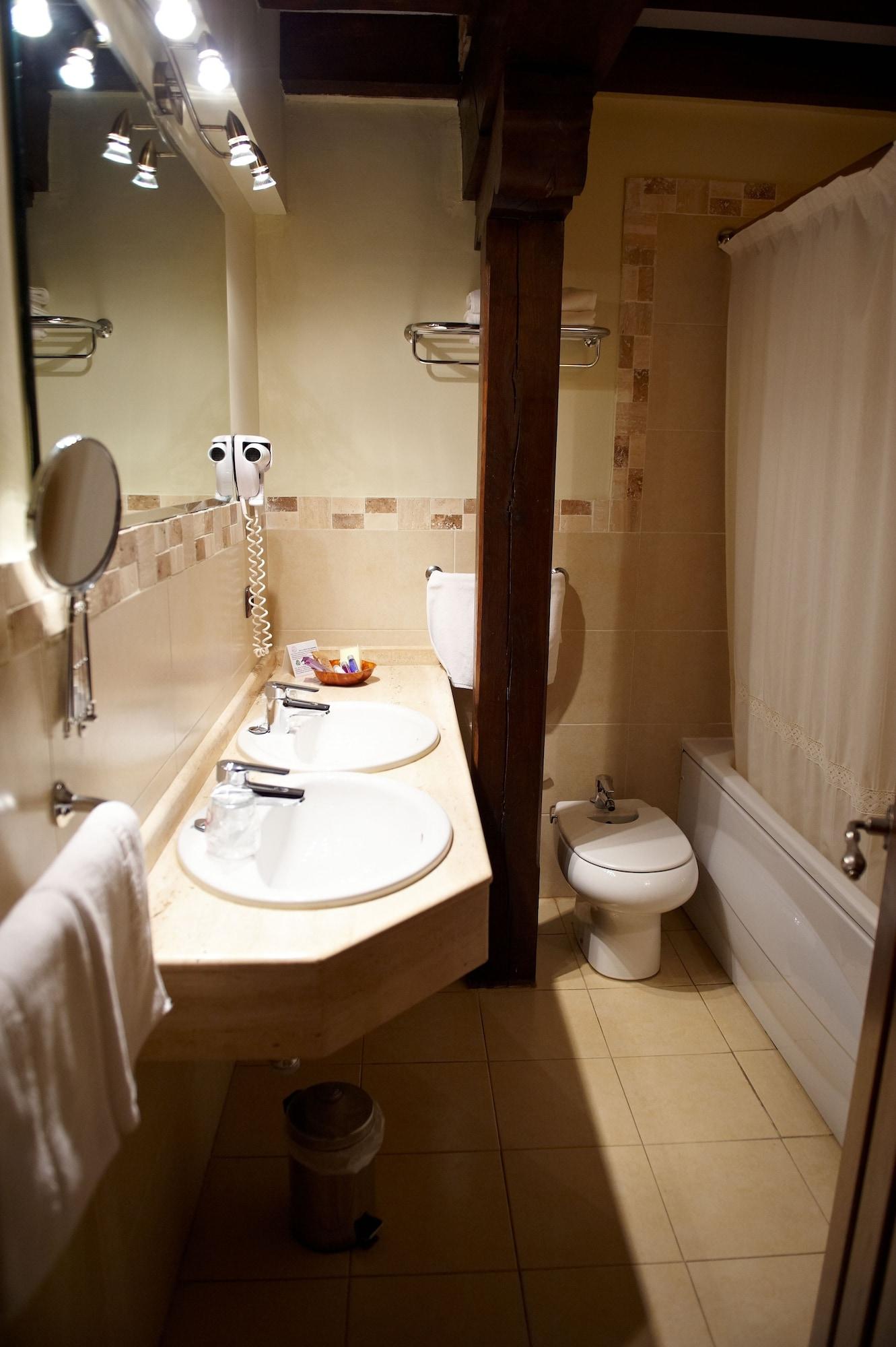 La Casona De Revolgo Hotell Santillana del Mar Exteriör bild