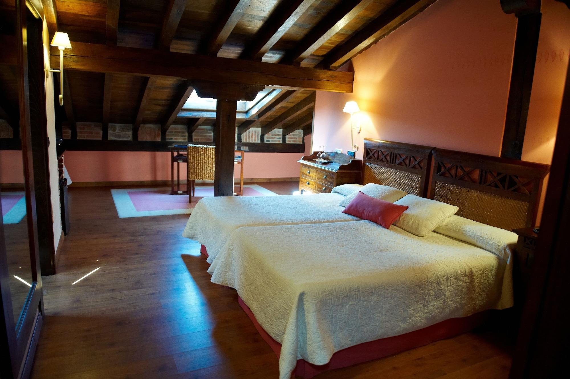 La Casona De Revolgo Hotell Santillana del Mar Exteriör bild