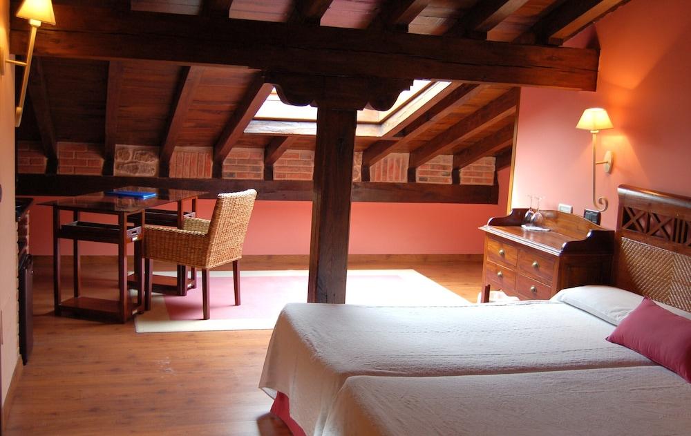 La Casona De Revolgo Hotell Santillana del Mar Exteriör bild