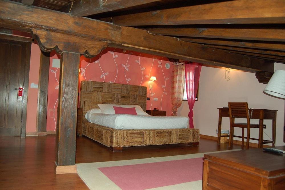 La Casona De Revolgo Hotell Santillana del Mar Exteriör bild