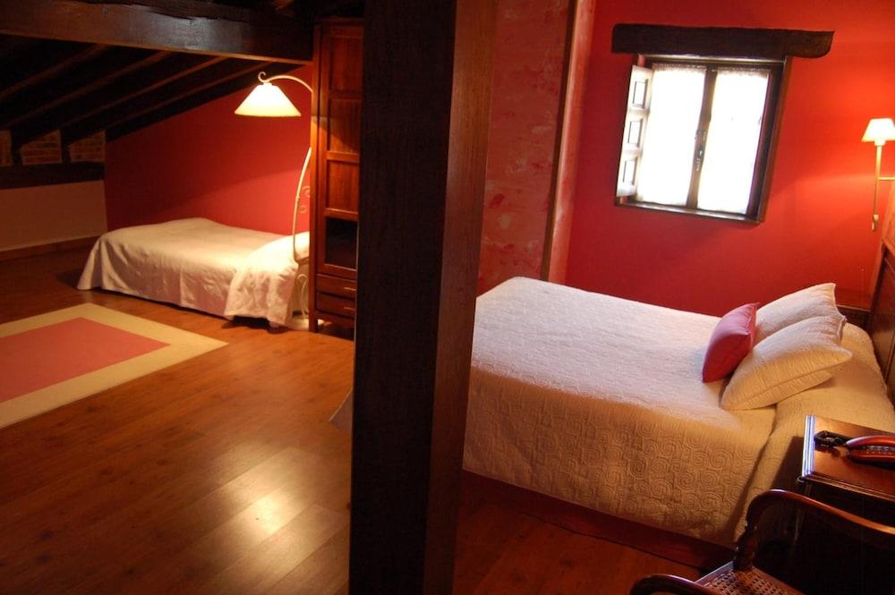 La Casona De Revolgo Hotell Santillana del Mar Exteriör bild