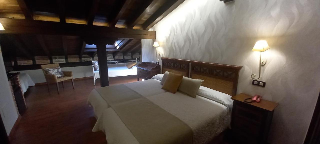 La Casona De Revolgo Hotell Santillana del Mar Exteriör bild