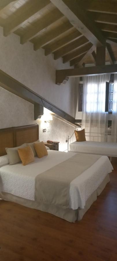 La Casona De Revolgo Hotell Santillana del Mar Exteriör bild