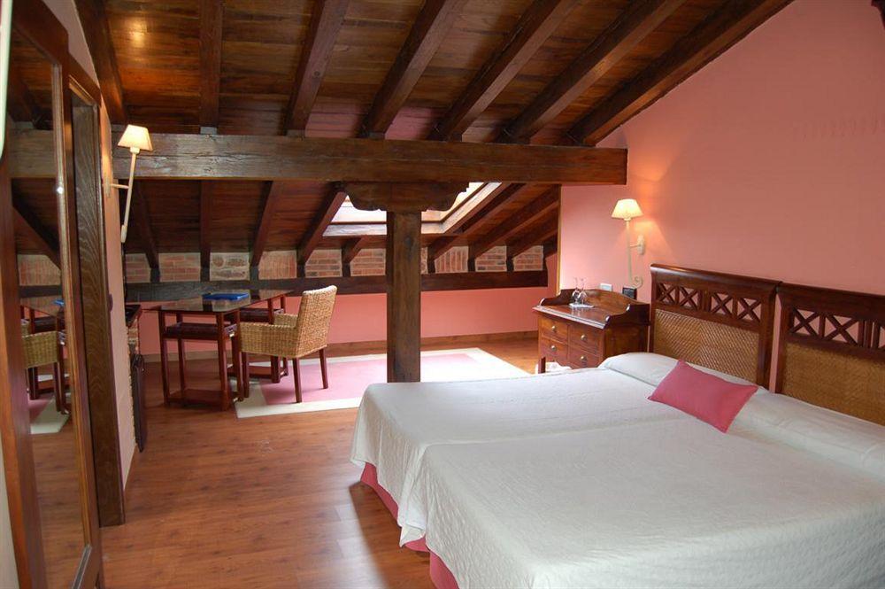 La Casona De Revolgo Hotell Santillana del Mar Exteriör bild