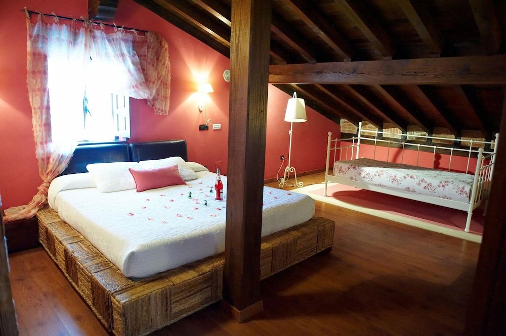 La Casona De Revolgo Hotell Santillana del Mar Exteriör bild
