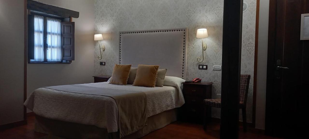 La Casona De Revolgo Hotell Santillana del Mar Exteriör bild