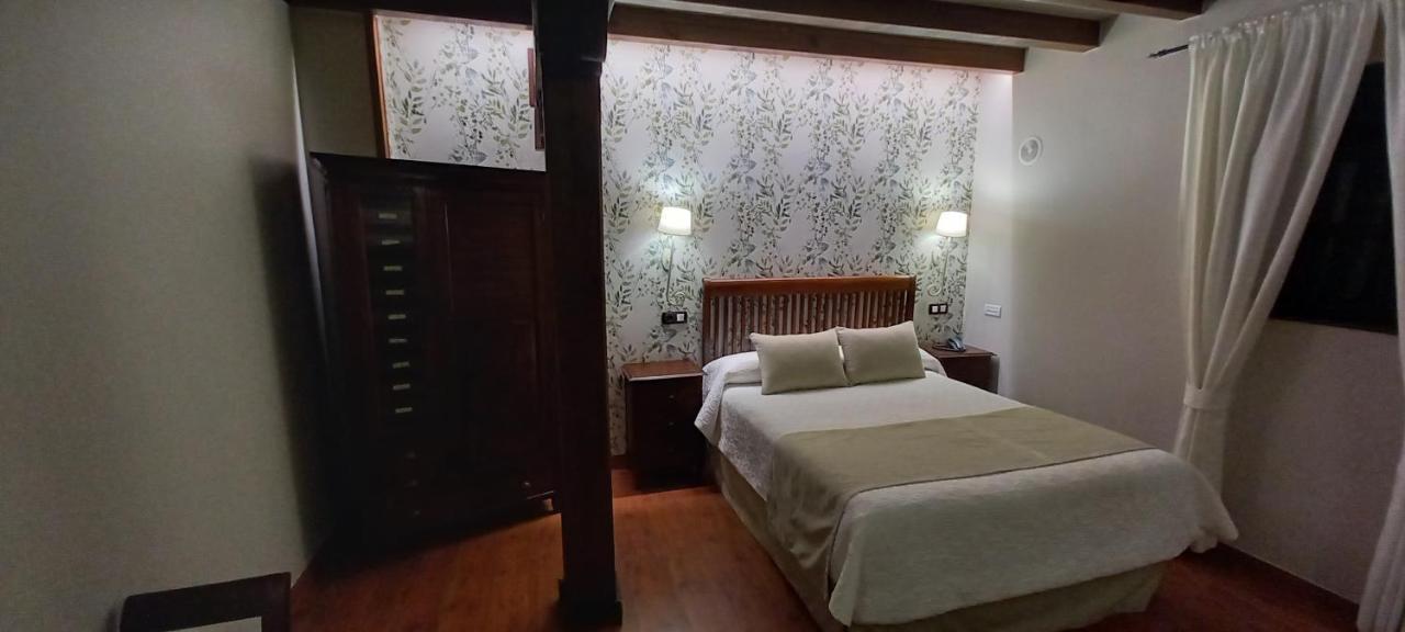 La Casona De Revolgo Hotell Santillana del Mar Exteriör bild