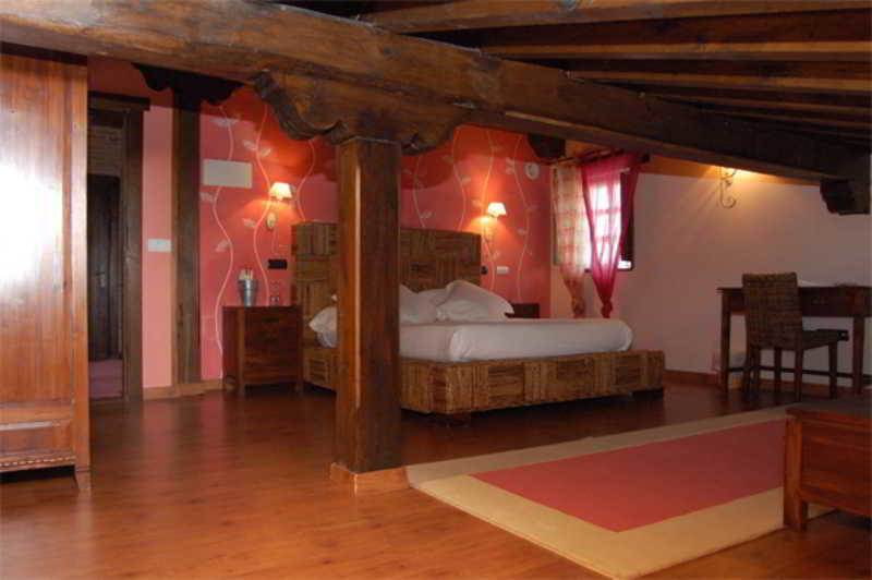 La Casona De Revolgo Hotell Santillana del Mar Exteriör bild