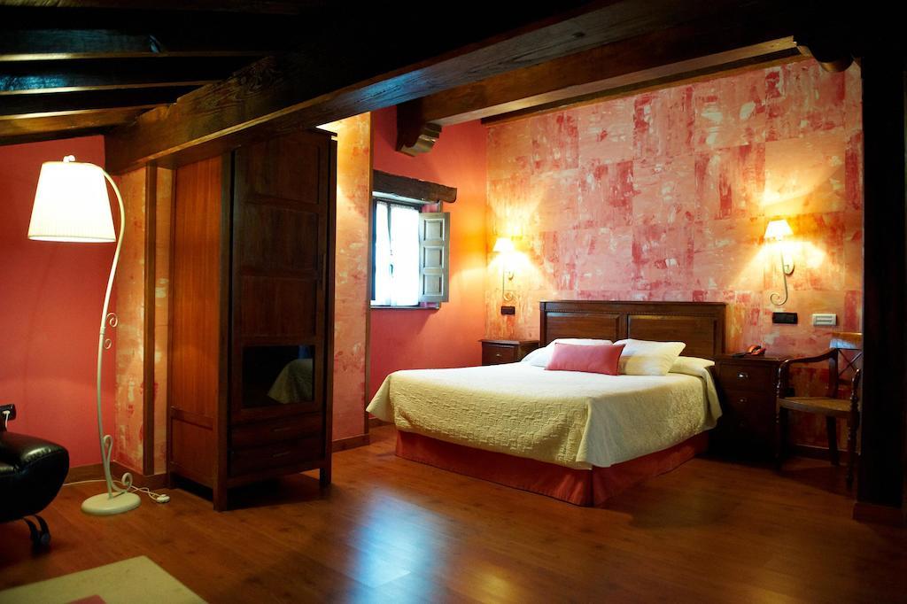 La Casona De Revolgo Hotell Santillana del Mar Exteriör bild