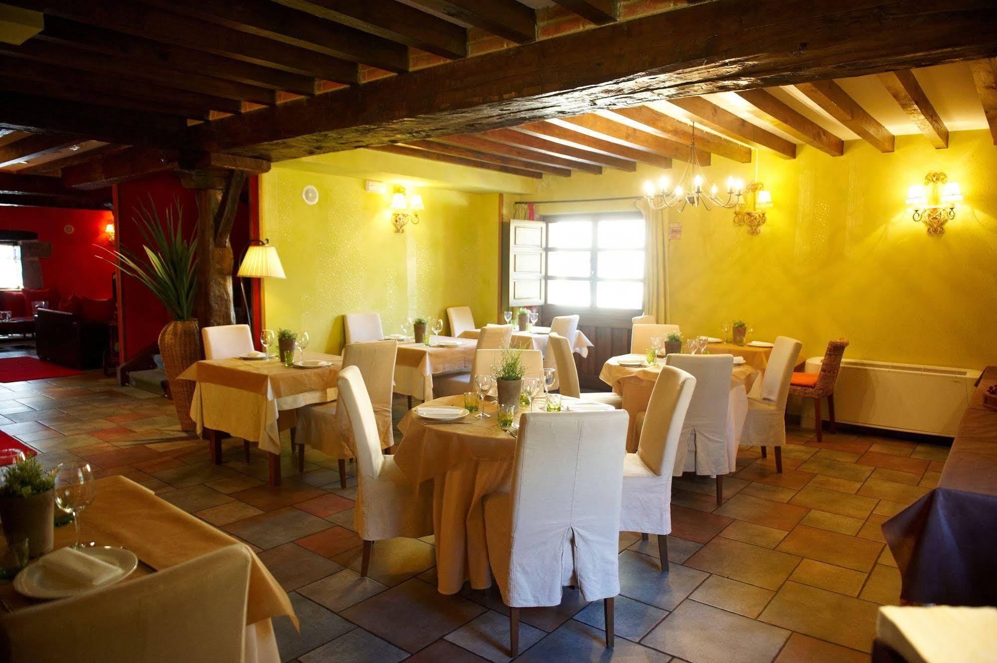La Casona De Revolgo Hotell Santillana del Mar Exteriör bild