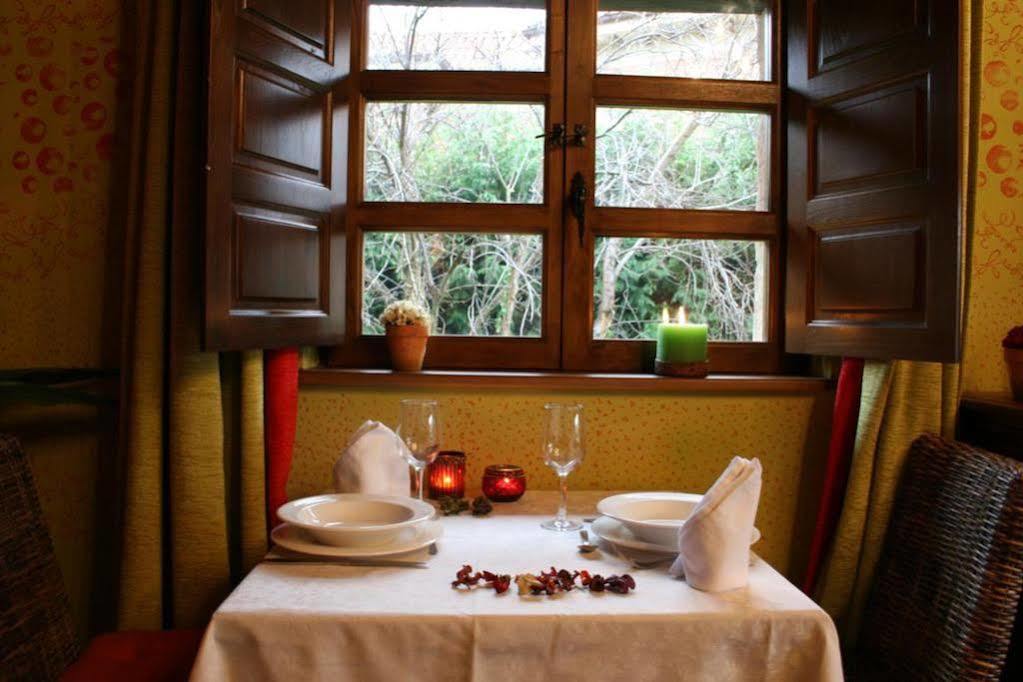 La Casona De Revolgo Hotell Santillana del Mar Exteriör bild