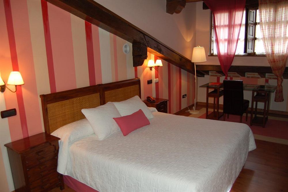 La Casona De Revolgo Hotell Santillana del Mar Exteriör bild